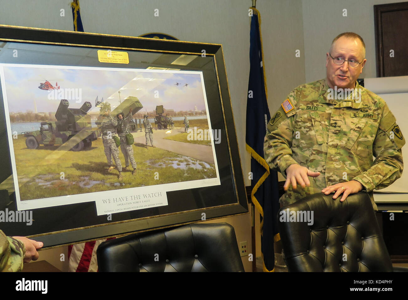 La Carolina del Sud la guardia nazionale è presentato con una pittura a forza comune sede a Columbia nella Carolina del Sud mar. 4. l'illustrazione è stato commissionato dalla US Army War College di classe 2016 e donato al scng. (L'esercito degli Stati Uniti Guardia nazionale foto di Sgt. tashera pravato/rilasciato) Foto Stock