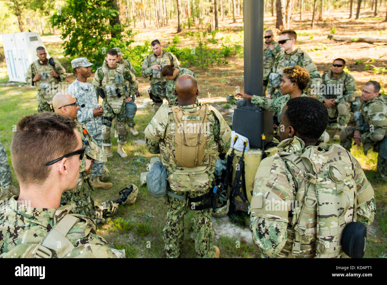 U.s. navy marinai temporaneamente assegnati alla marina militare individuale augmentee Combat training center, a La Carolina del Sud la guardia nazionale di mccrady training center, a Fort Jackson in eastover, s.c., condotta convoglio simulato operazioni durante un campo esercitazione, giugno 1, 2015. Nel campo della formazione esercizio è il test finale per i marinai, come esse si applicano ciò che hanno imparato nel corso dei precedenti 14 giorni in preparazione per le distribuzioni in varie regioni e aree di responsabilità. (U.s. Air National Guard foto di tech. sgt. jorge intriago/rilasciato) Foto Stock