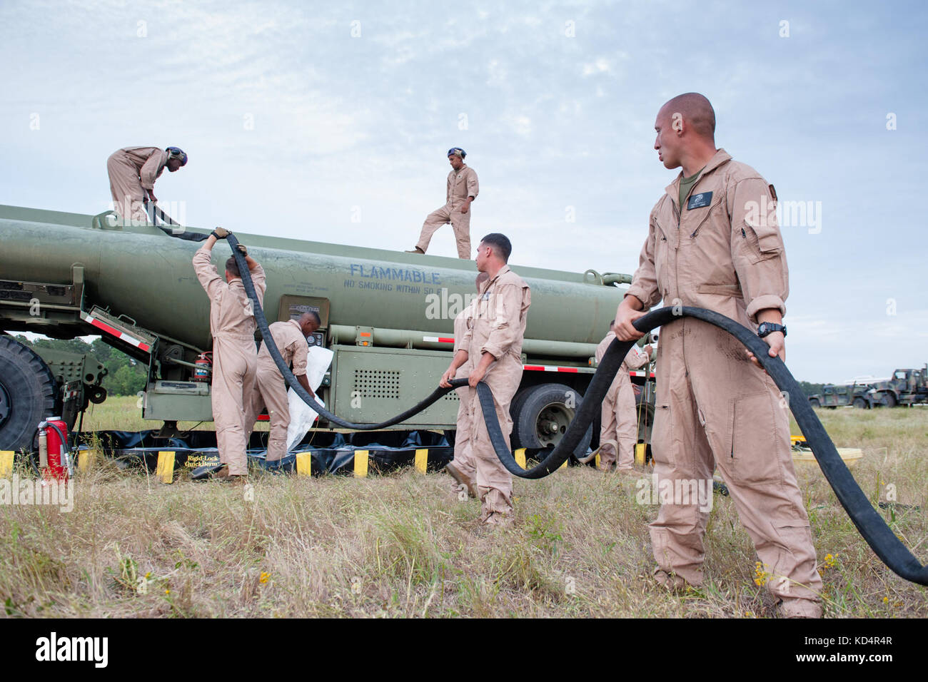 Marines degli Stati Uniti assegnato al 273marine wing support squadron, aria operations company, combustibili plotone e aviosuperficie expeditionary plotone, caricare un tubo flessibile del combustibile sulla parte superiore di un n-90 camion di carburante come smontare un forward aria punto di rifornimento a mcentire comune di Guardia nazionale base, s.c. il 14 maggio 2014. i marines condurre operazioni congiunte al fianco di elementi della Carolina del Sud aria esercito e guardia nazionale. questi esercizi sono di importanza cruciale per il successo di prontezza operativa e implementazioni in qualsiasi parte del mondo. (U.s. Air National Guard foto di tech sgt. jorge intriago/rilasciato) Foto Stock