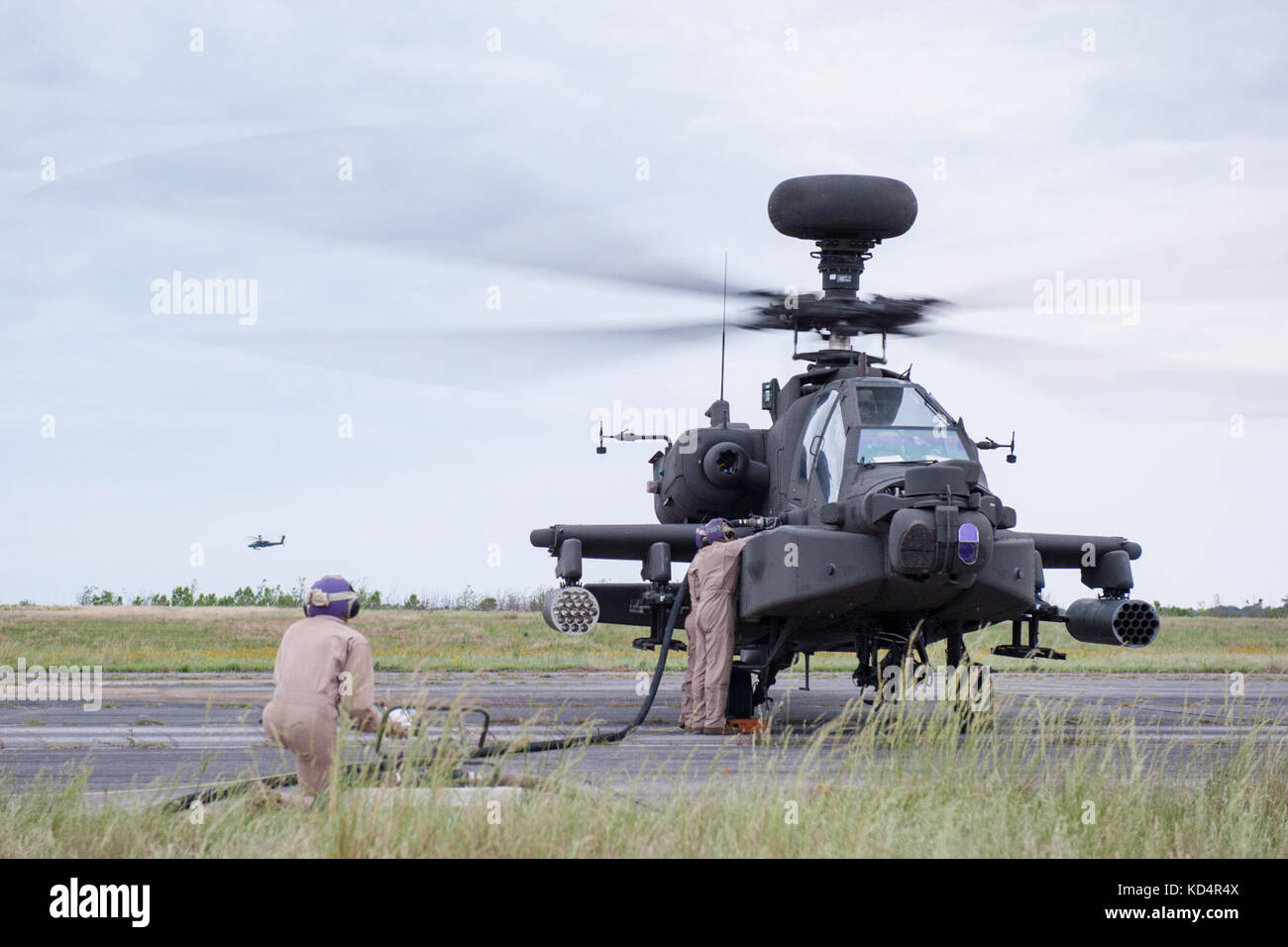 Marines degli Stati Uniti assegnato al 273marine wing support squadron, aria operations company, da Marine Corps air station beaufort, s.c., il carburante a Carolina del Sud la guardia nazionale AH-64 Apache in una marcia di avanzamento aria punto di rifornimento a mcentire comune di Guardia nazionale base, s.c. il 14 maggio 2014. Elementi della Carolina del Sud aria esercito e guardia nazionale e i Marines statunitensi condurre operazioni comuni che sono di importanza fondamentale per il successo di prontezza operativa e implementazioni in qualsiasi parte del mondo. (U.s. Air National Guard foto di tech sgt. jorge intriago/rilasciato) Foto Stock