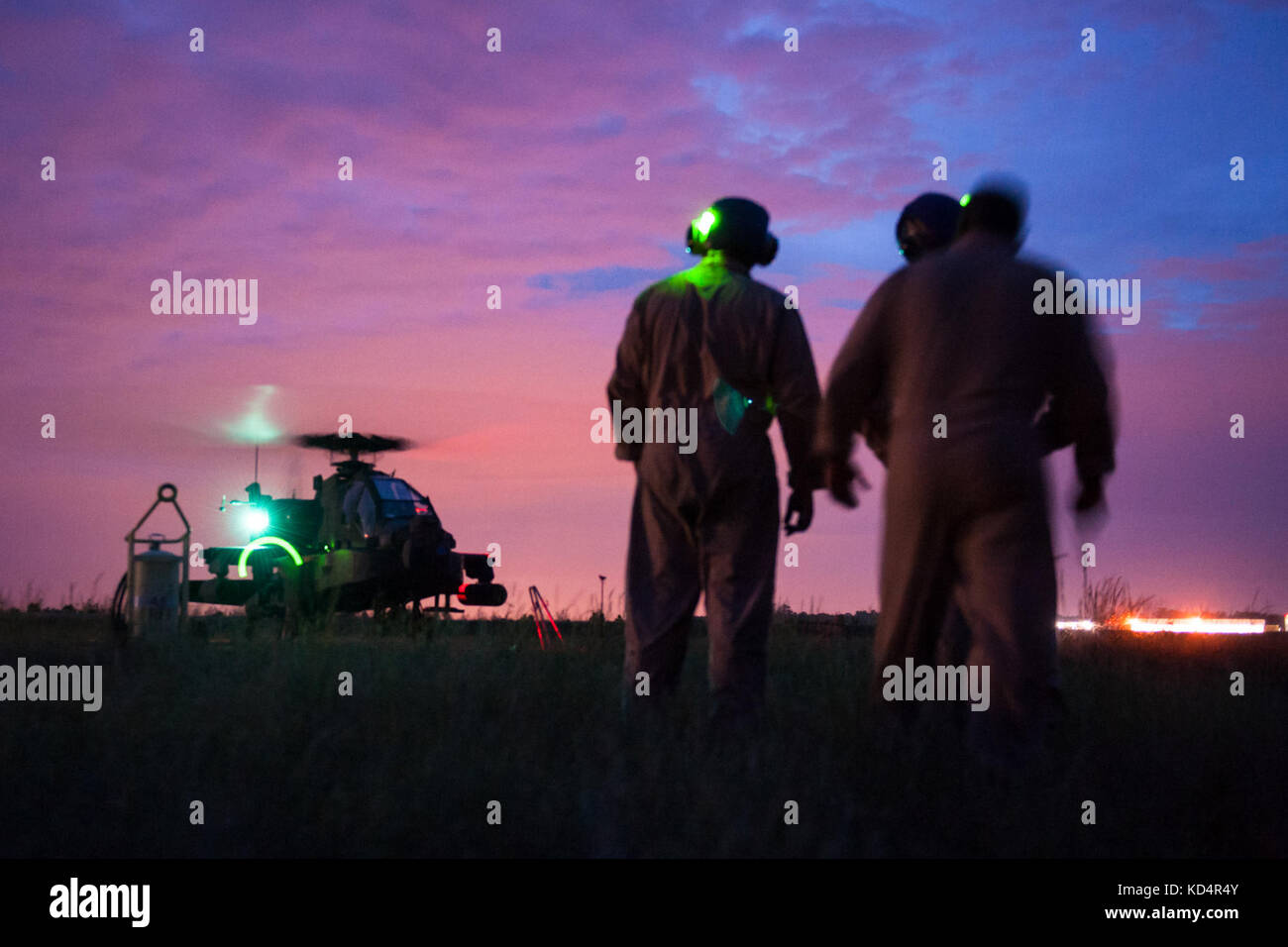 Marines degli Stati Uniti assegnato al 273marine wing support squadron, aria operations company, da Marine Corps air station beaufort, s.c., il carburante a Carolina del Sud la guardia nazionale AH-64 Apache in una marcia di avanzamento aria punto di rifornimento a mcentire comune di Guardia nazionale base, s.c. il 14 maggio 2014. Elementi della Carolina del Sud aria esercito e guardia nazionale e i Marines statunitensi condurre operazioni comuni che sono di importanza fondamentale per il successo di prontezza operativa e implementazioni in qualsiasi parte del mondo. (U.s. Air National Guard foto di tech sgt. jorge intriago/rilasciato) Foto Stock