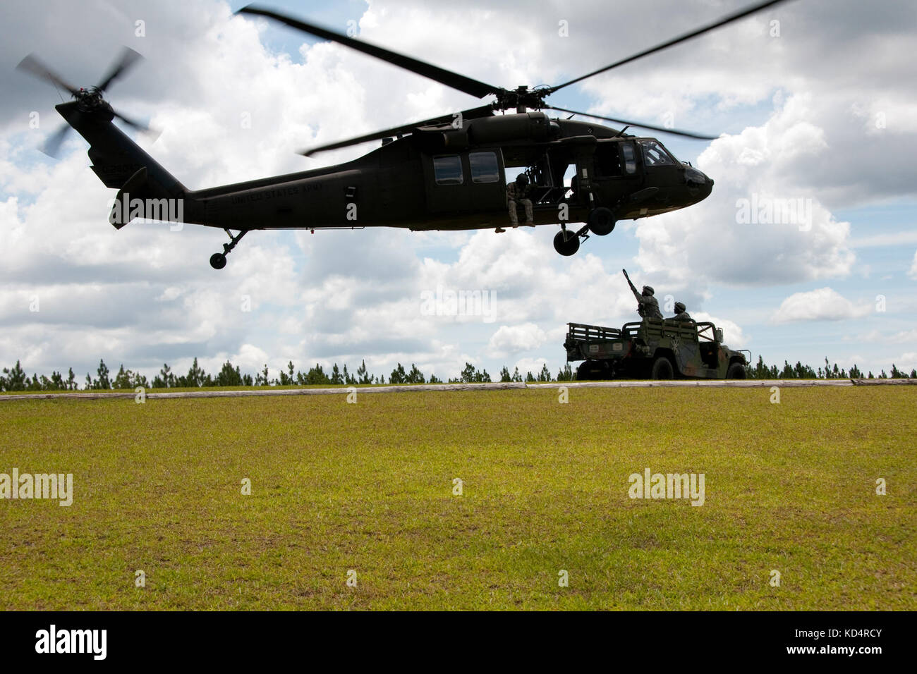 Esercito degli Stati Uniti, Sgt. Eddie Couthen e Private 1st Class Senquan alls, con il 351esimo Battaglione di supporto dell'aviazione, Guardia Nazionale dell'Esercito della S.C., agganciano un Humvee ad un falco nero UH-60 per esercitarsi nelle operazioni di carico di imbragatura nei cieli sopra Columbia, S.C., 13 luglio 2014. La formazione fa parte della preparazione pre-mobilizzazione dell'unità per il loro prossimo schieramento in Kuwait. (STATI UNITI Army National Guard foto di Capt. Jamie Delk/rilasciato) Foto Stock