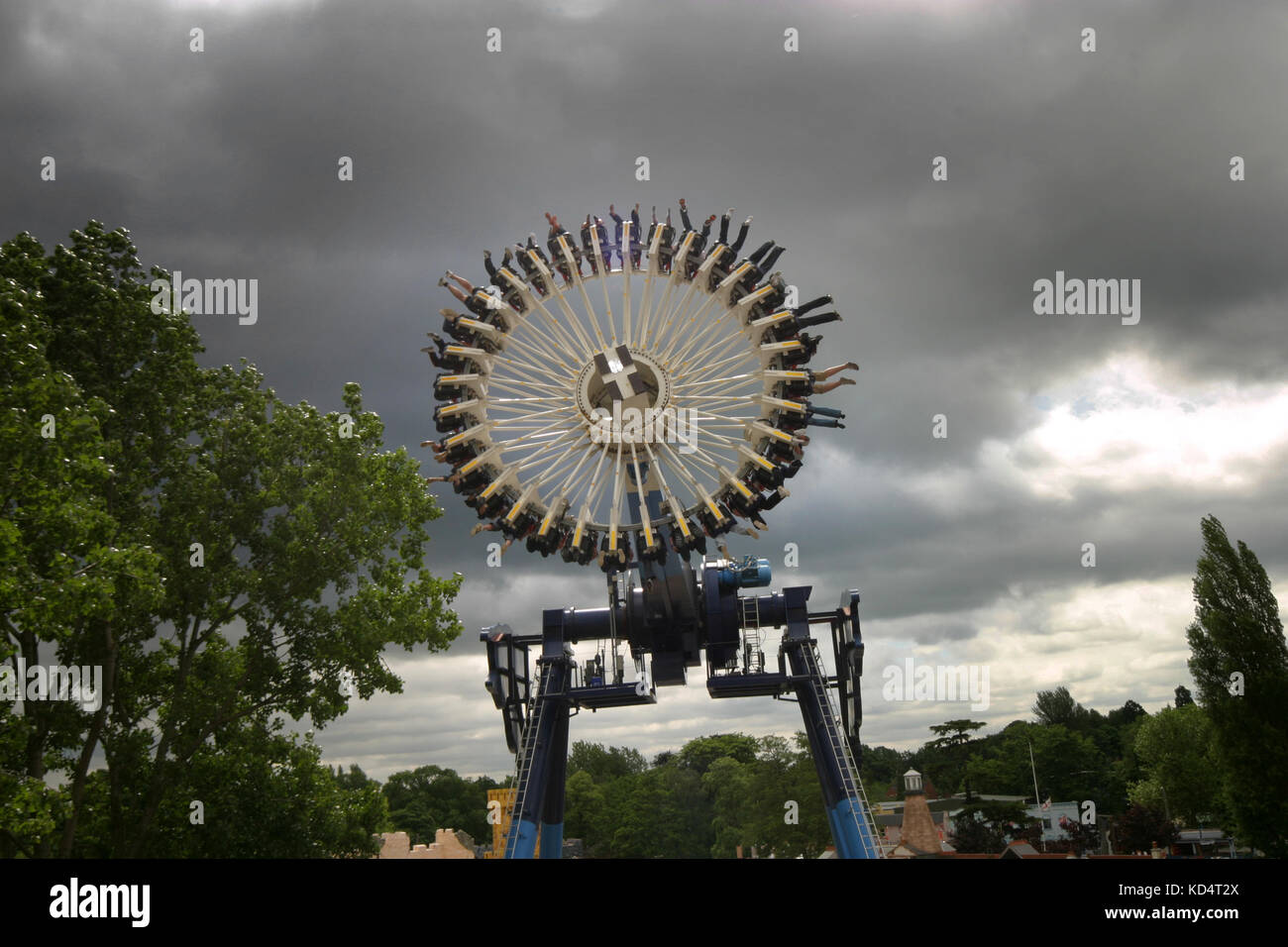 Maelstrom ride a Drayton Manor Park e lo Zoo, con un buio meditabondo cielo dietro. Foto Stock