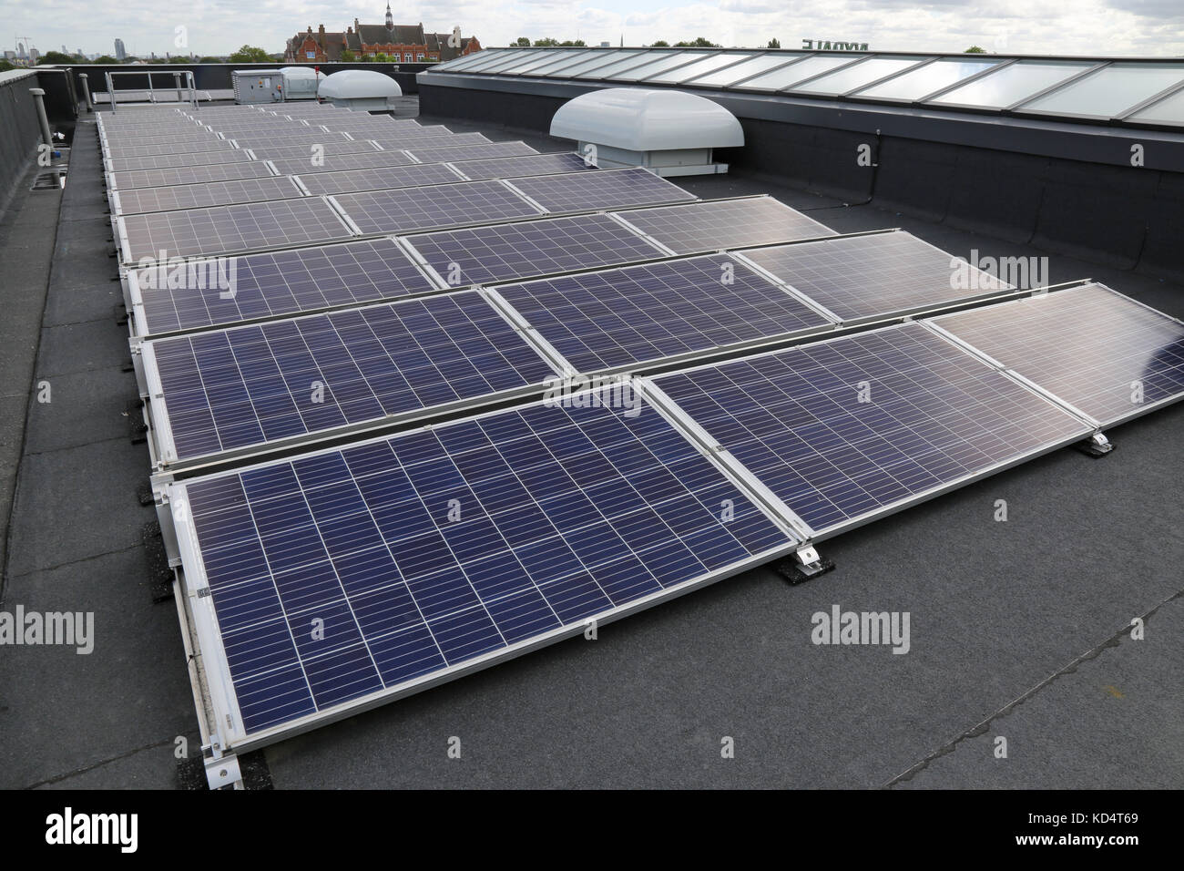 Pannelli solari fotovoltaici sul tetto di una nuova scuola a Hornechurch, nella zona est di Londra Foto Stock