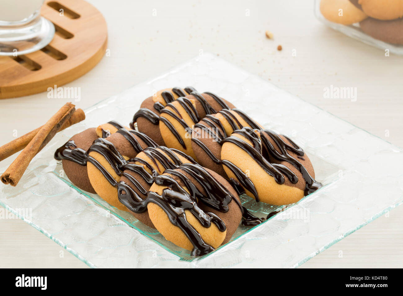 Duo ciambella di tono i cookie con topping di cioccolato, cannella e bottiglia di latte Foto Stock