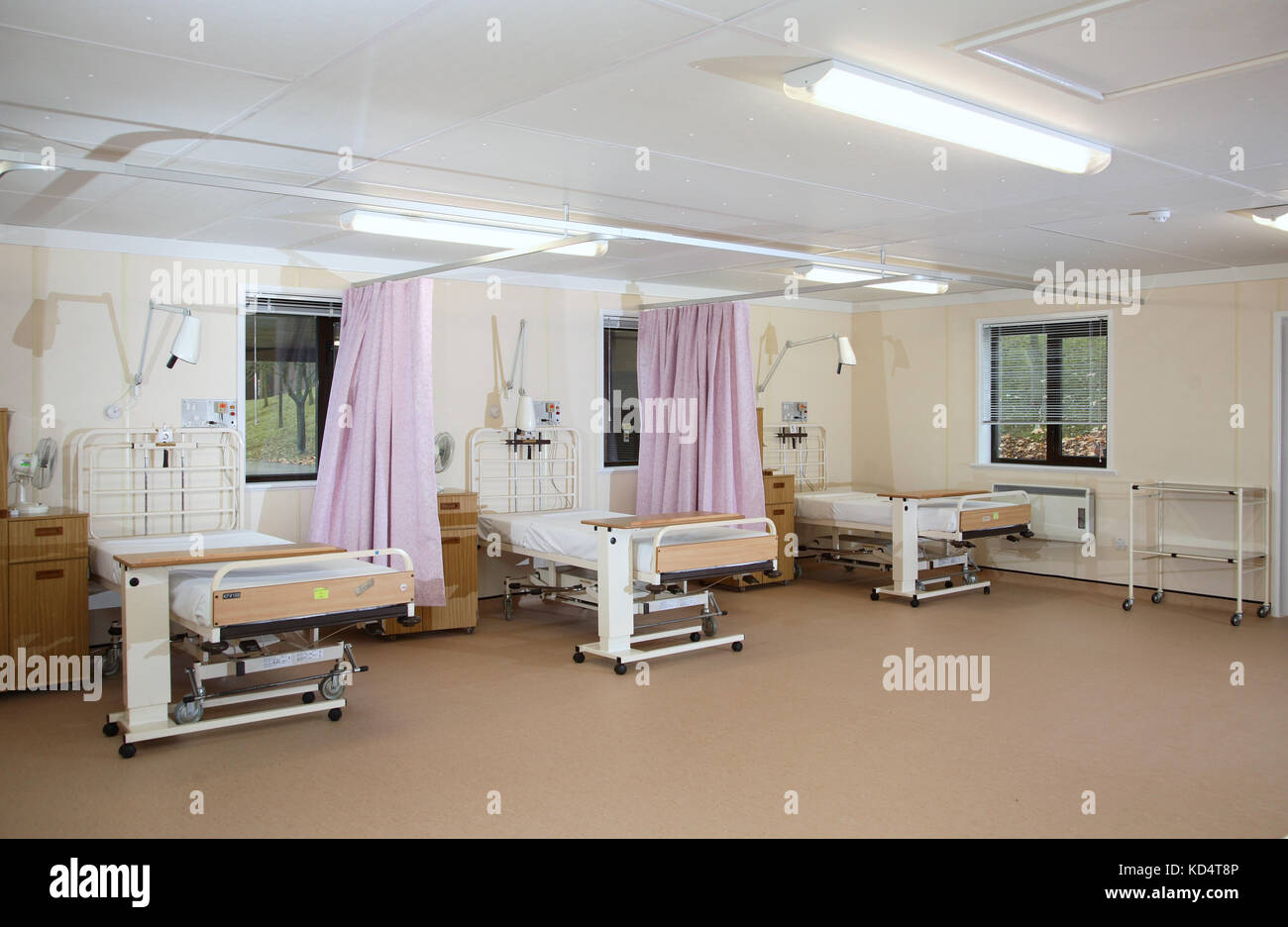 Interno di un reparto ospedaliero britannico di nuova costruzione creato utilizzando la costruzione modulare Foto Stock