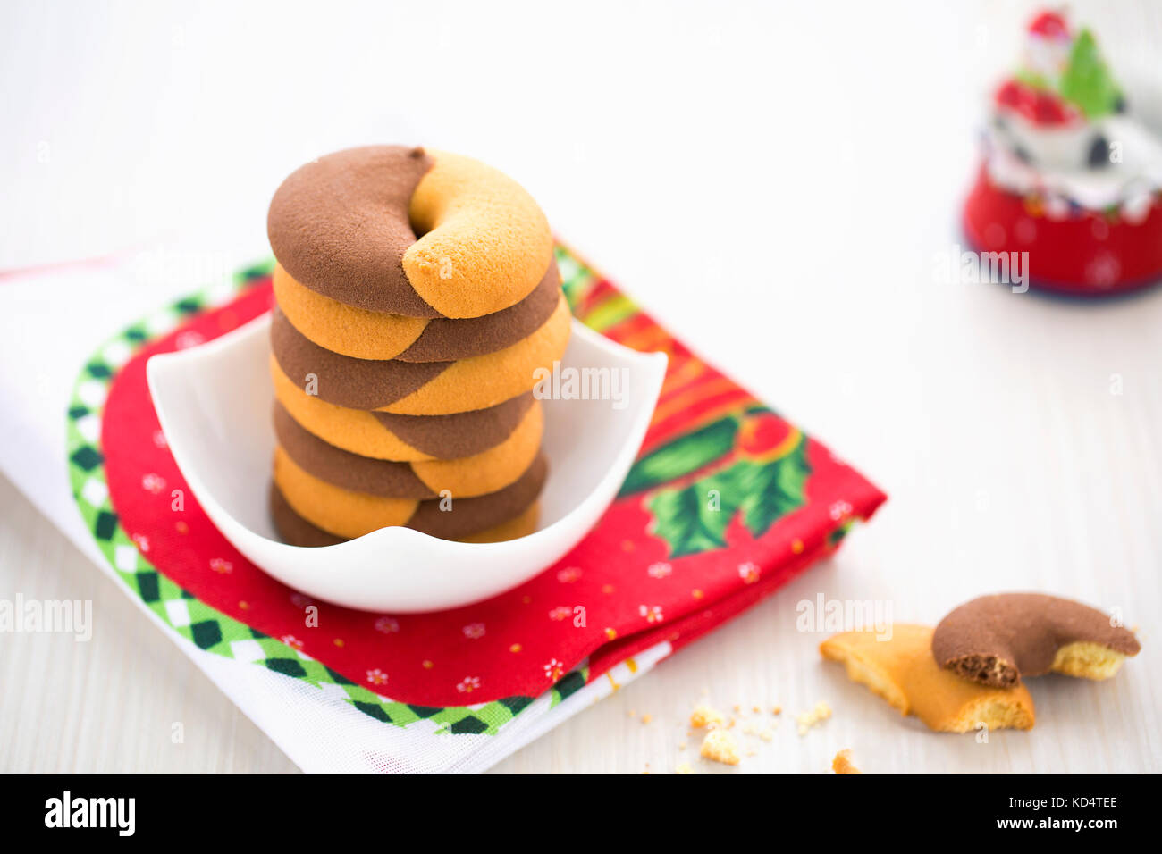 Duo ciambella di tono i cookie per il giorno di capodanno con decorazione di Natale Foto Stock