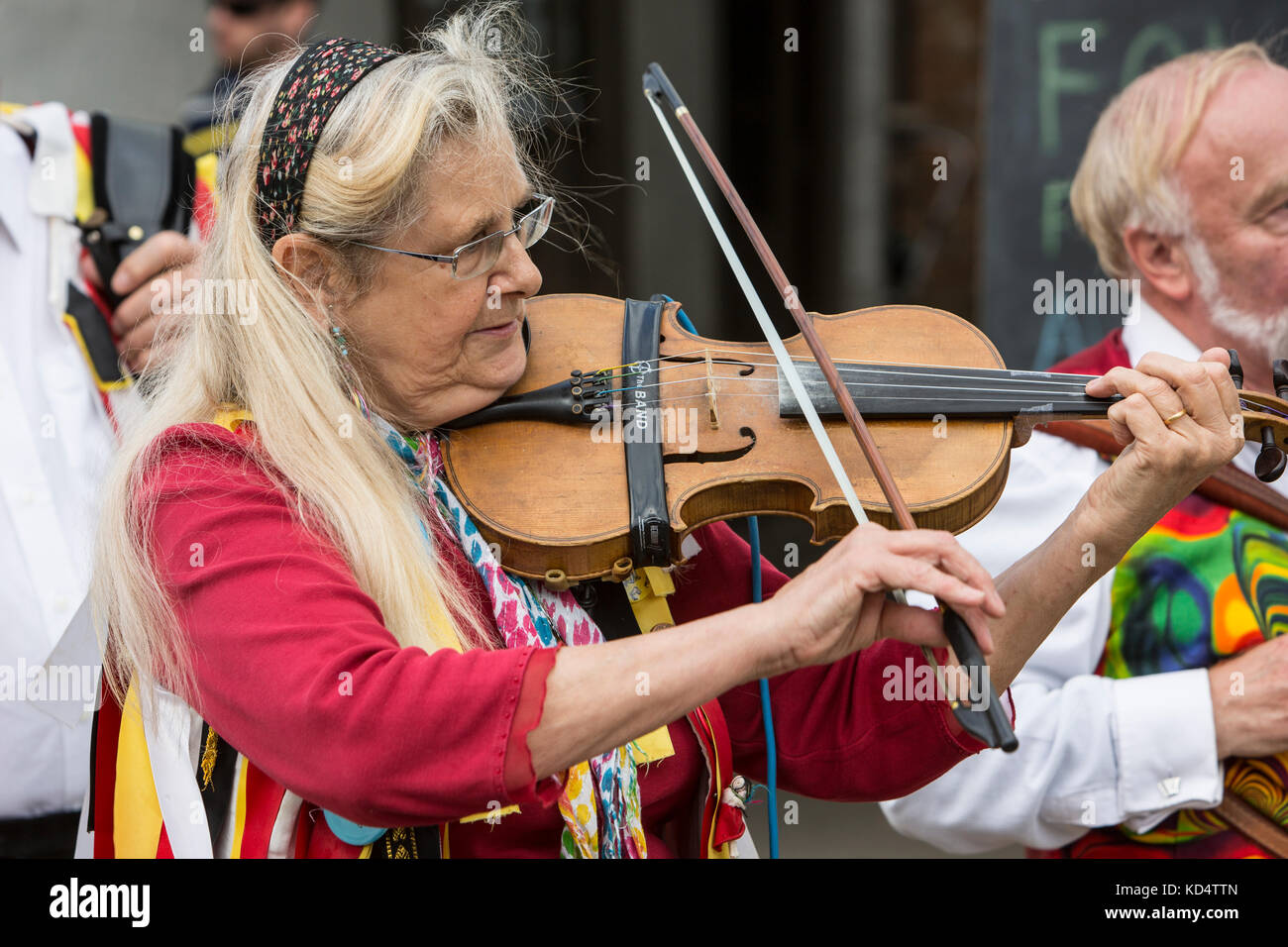 Una signora violinista con Morris ballerini. Foto Stock