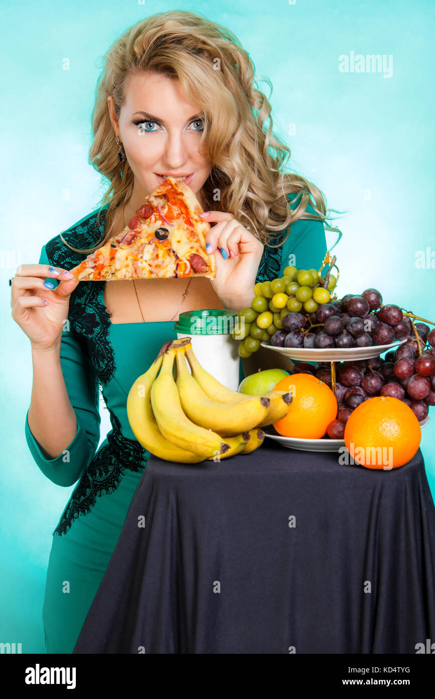 Mangiare giovane donna. golosità (gula) è uno dei sette peccati capitali. Foto Stock