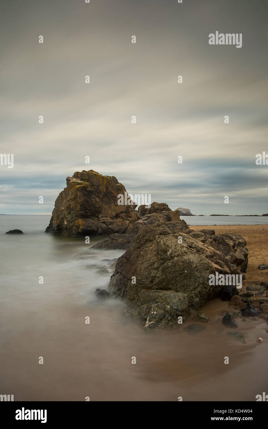 Yellowcraig roccia su North Berwick spiaggia, lunga esposizione shot Foto Stock