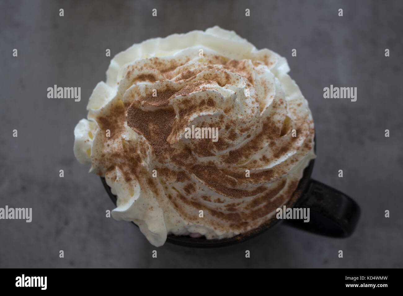 La fragola e tortini di cioccolato accompagnata da una cioccolata calda con panna e cioccolato spolvero. Foto Stock