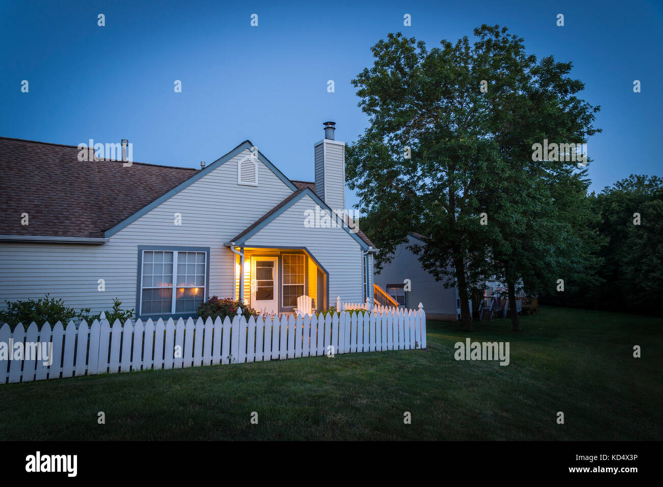 Calda luce portico a casa in tarda serata estiva Foto Stock