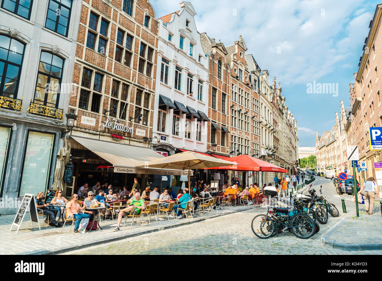 Bruxelles, Belgio - 26 agosto 2017: la gente in un bar con un drink e a camminare su una strada a Bruxelles, in Belgio Foto Stock