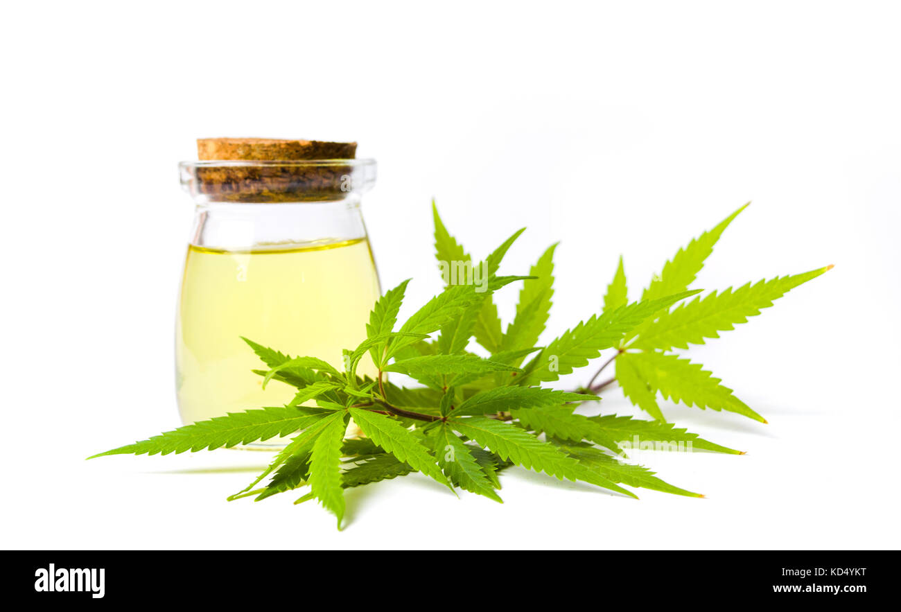 La marijuana e olio di cannabis bottiglia isolato su bianco Foto Stock