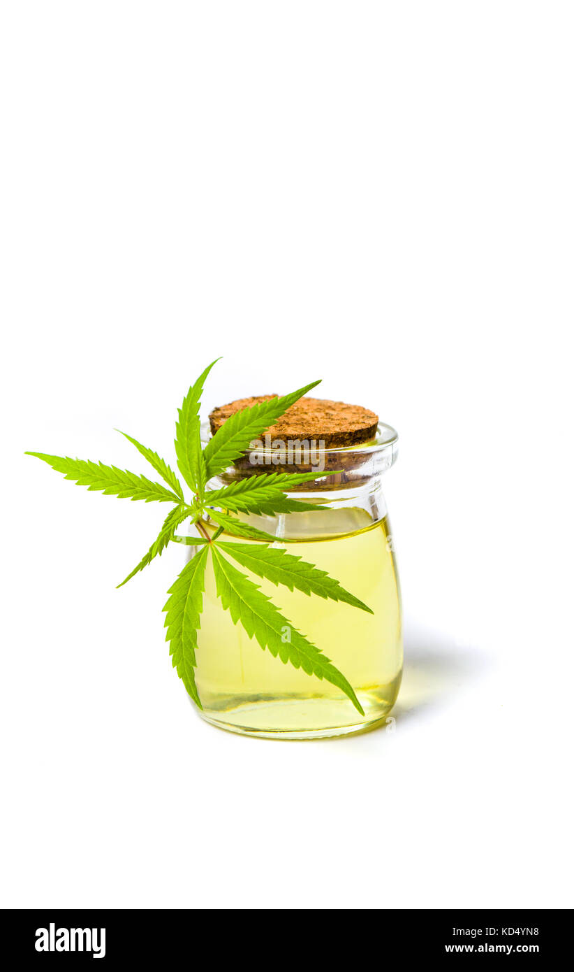Olio di cannabis bottiglia e foglia di marijuana isolato Foto Stock
