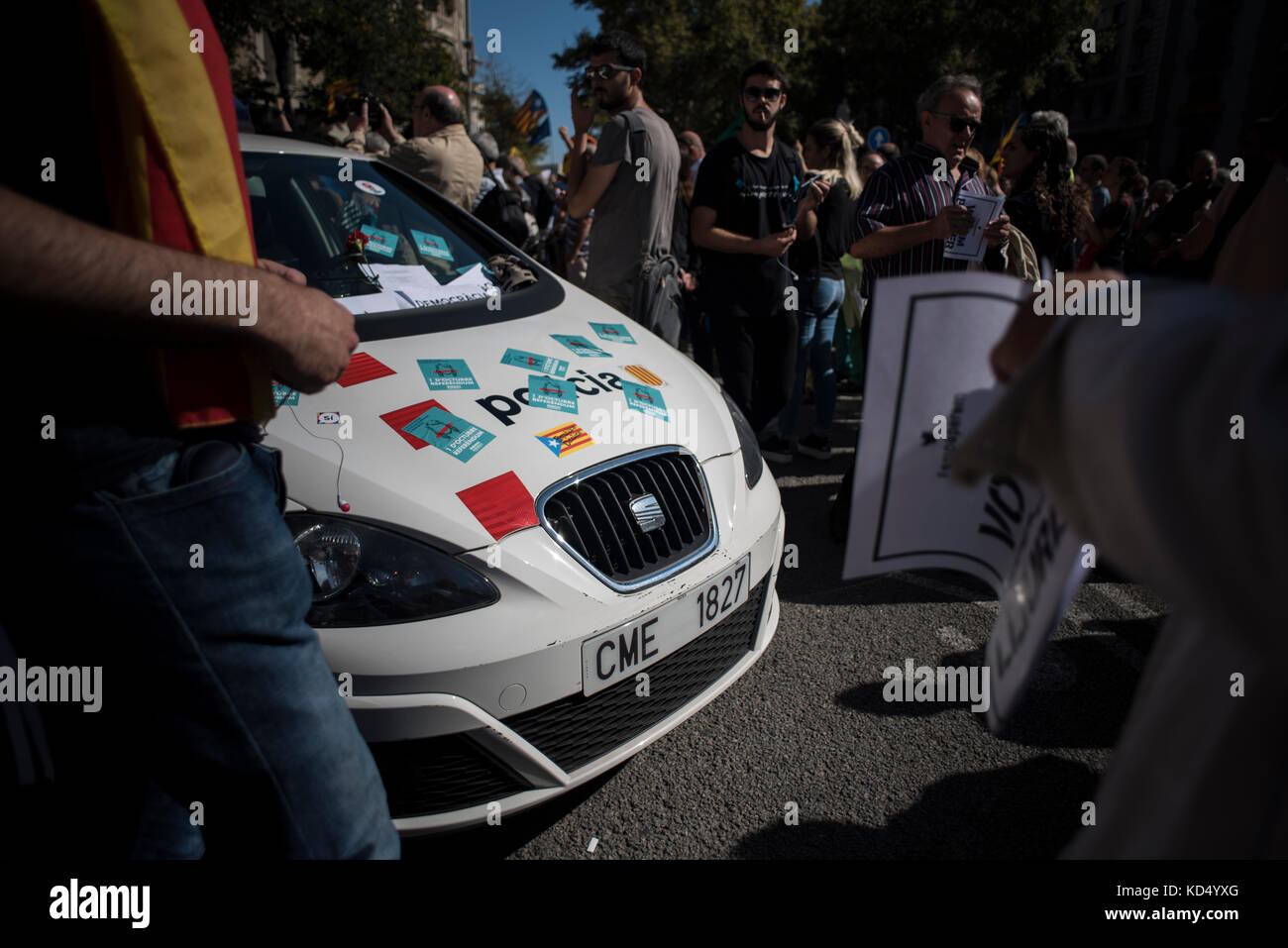 Un mossos d'esquadra auto piena di adesivi nella concentrazione di fronte la conselleria d'economia, economia ufficio del governo catalano. Foto Stock