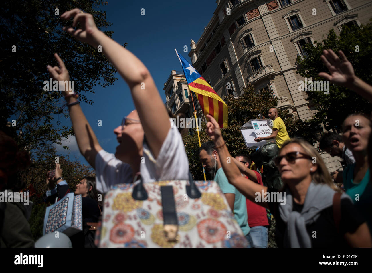 I manifestanti gridano alla Guadia Civil (Guardia civile) di fronte alla Conselleria d'economia, l'ufficio economico del governo catalano. Foto Stock