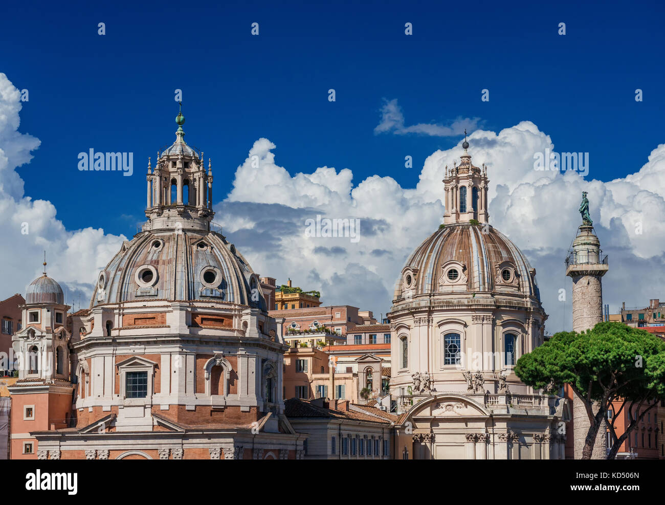 Due chiese gemelle belle cupole con antica colonna Traiana e nuvole Foto Stock