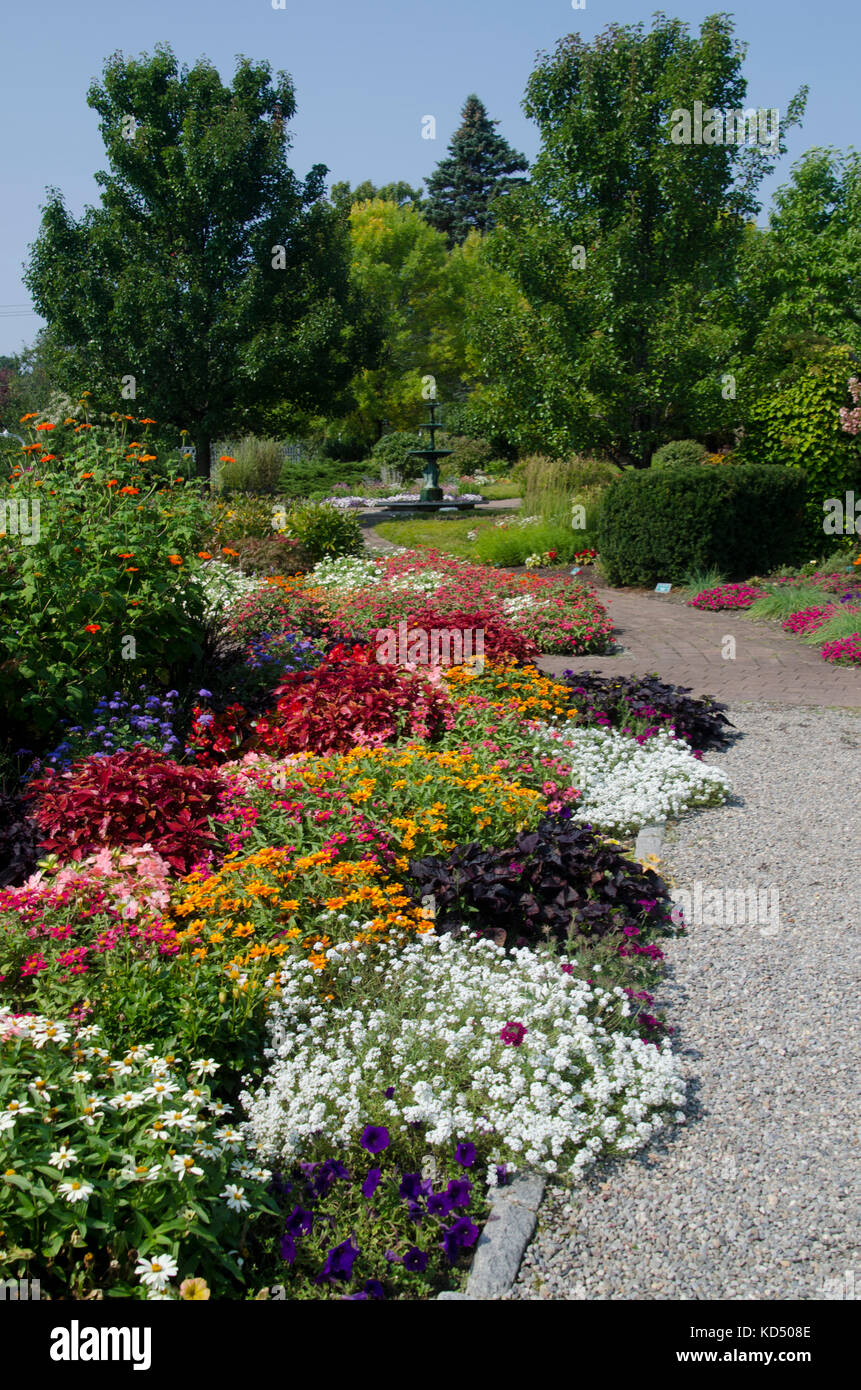 Pineland Farms giardini botanici in tarda estate con fiori che sbocciano e sentieri di ghiaia, Nuova Gloucester Maine, Stati Uniti d'America Foto Stock