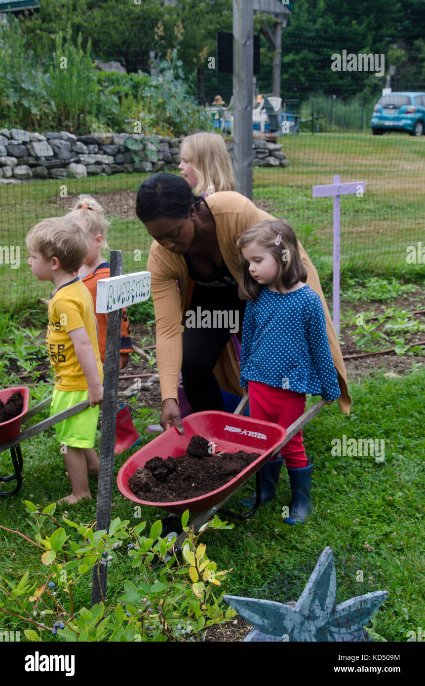 Lavorando nel giardino dei bambini, Yarmouth comunità giardino camp, Maine, Stati Uniti d'America Foto Stock