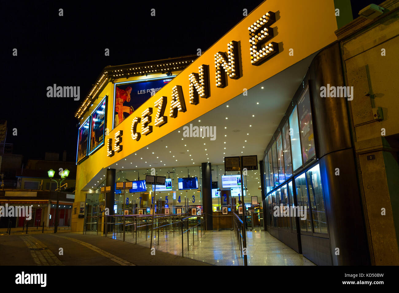 Ingresso al cinema le Cezanne di notte ad Aix en Provence, Francia Foto Stock