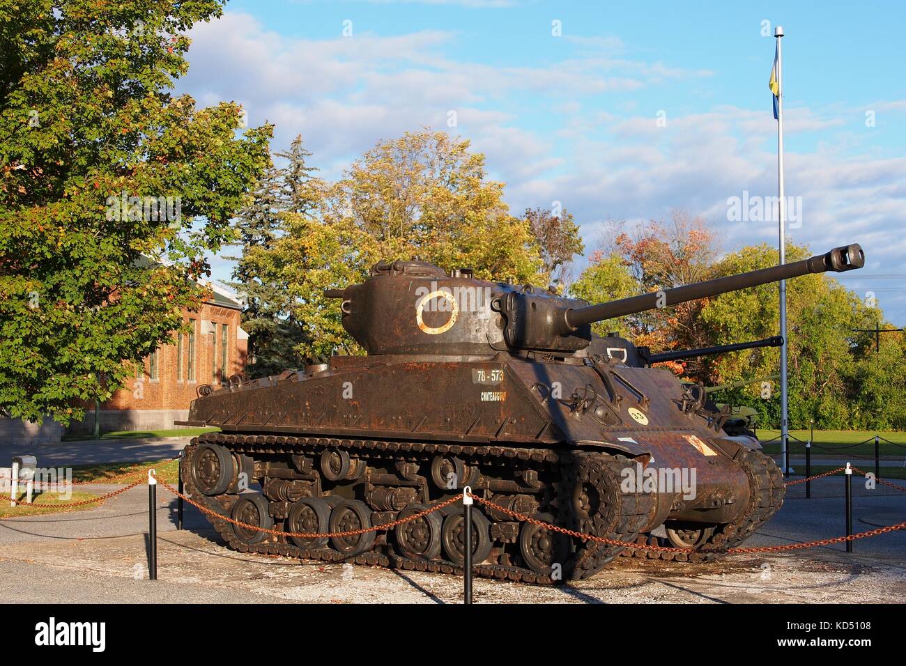 Sherman serbatoi al di fuori dell'Armeria Salaberry Hull, Gatineau, Quebec, Canada. Foto Stock