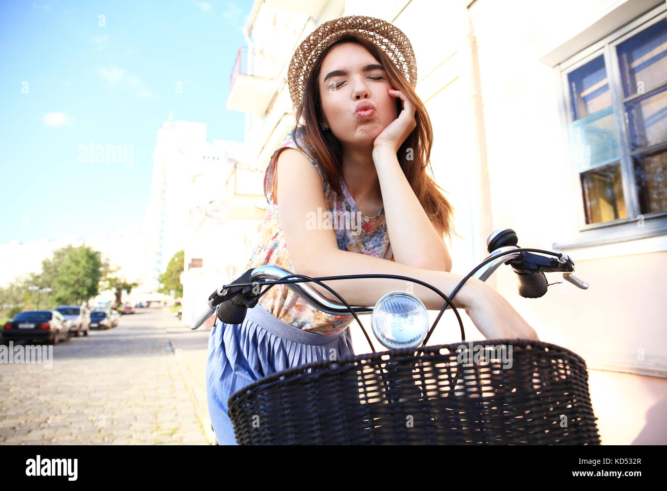 Donna affascinante in bicicletta in città durante la stagione estiva Foto Stock