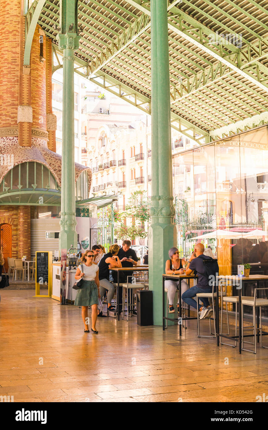 Mercato di Valencia in Spagna, in vista della gente seduta a un bar all'interno del Mercado Colon nel centro di Valencia, Spagna. Foto Stock Mercato di Valencia in Spagna, in vista della gente seduta a un bar all'interno del Mercado Colon nel centro di Valencia, Spagna. Foto Stock