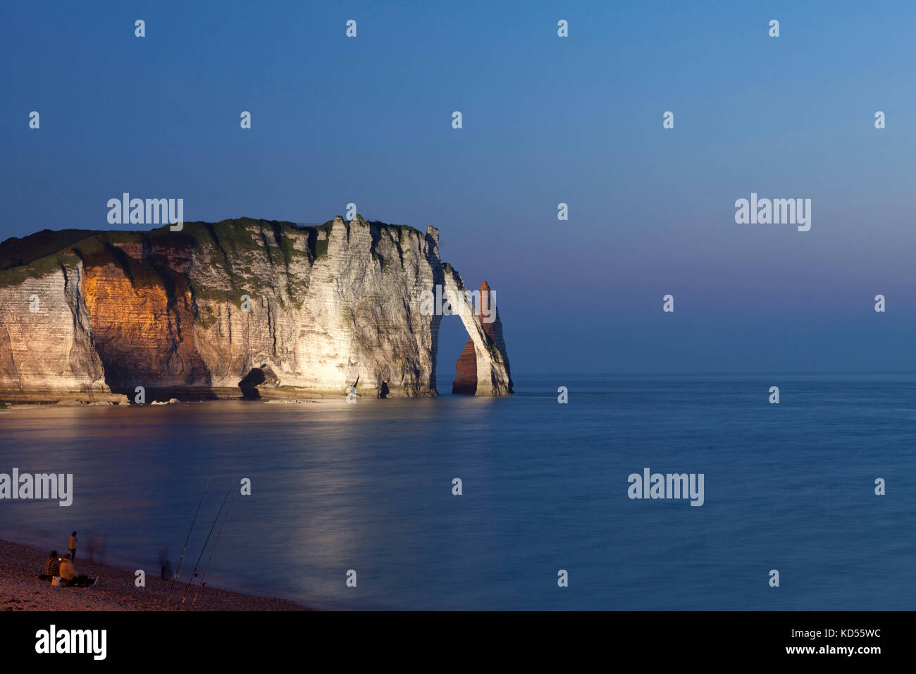 Città di Etretat lungo il "Cote d'Alabastro" (costa normanna): il 'Porte d'Aval' arch e 'L'Aiguille' rock. Le Scogliere di Etretat fanno parte del 'Opera Foto Stock