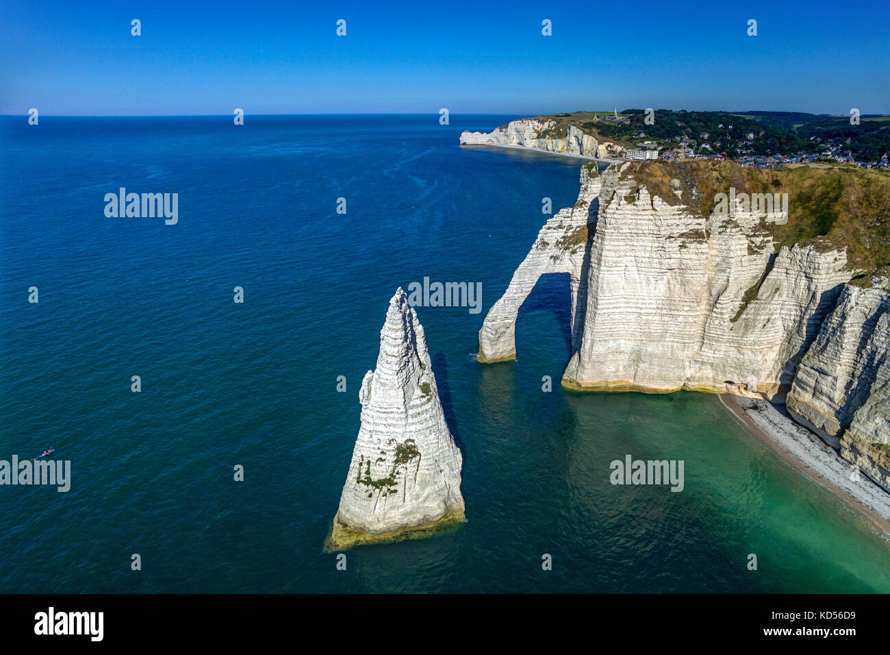 Etretat (Francia settentrionale): scogliere lungo la costa normanna "Cote d'Alabastro". Il 'Porte d'Aval' ARCO E L'Aiguille (l'ago) (non disponibile per la post Foto Stock