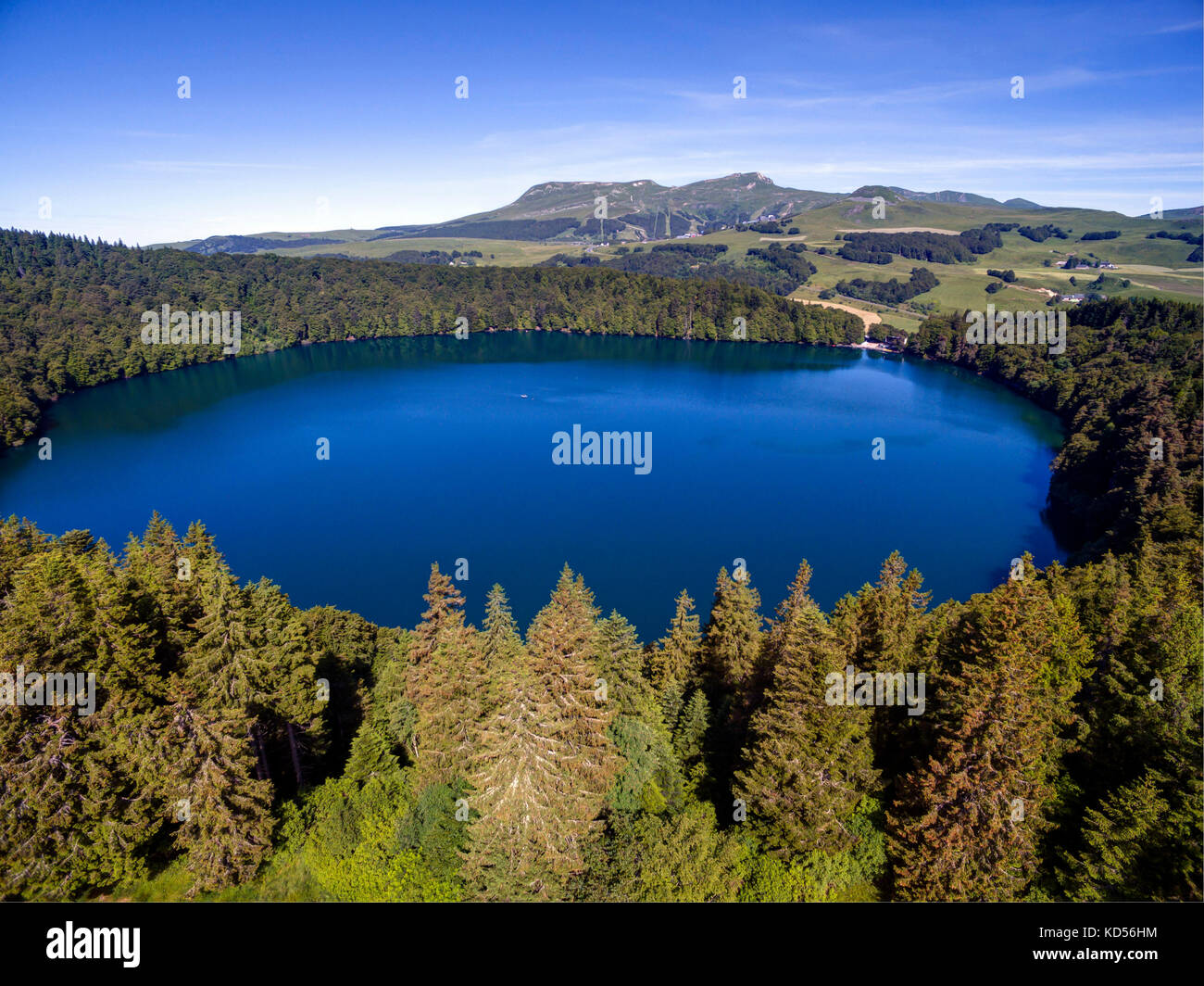 Vista aerea del 'lac Pavin', un cratere del lago situato nel Monts Dore la gamma della montagna del Massiccio Centrale, Dipartimento del Puy-de-Dome reparto, vicino a Besse-et-SA Foto Stock