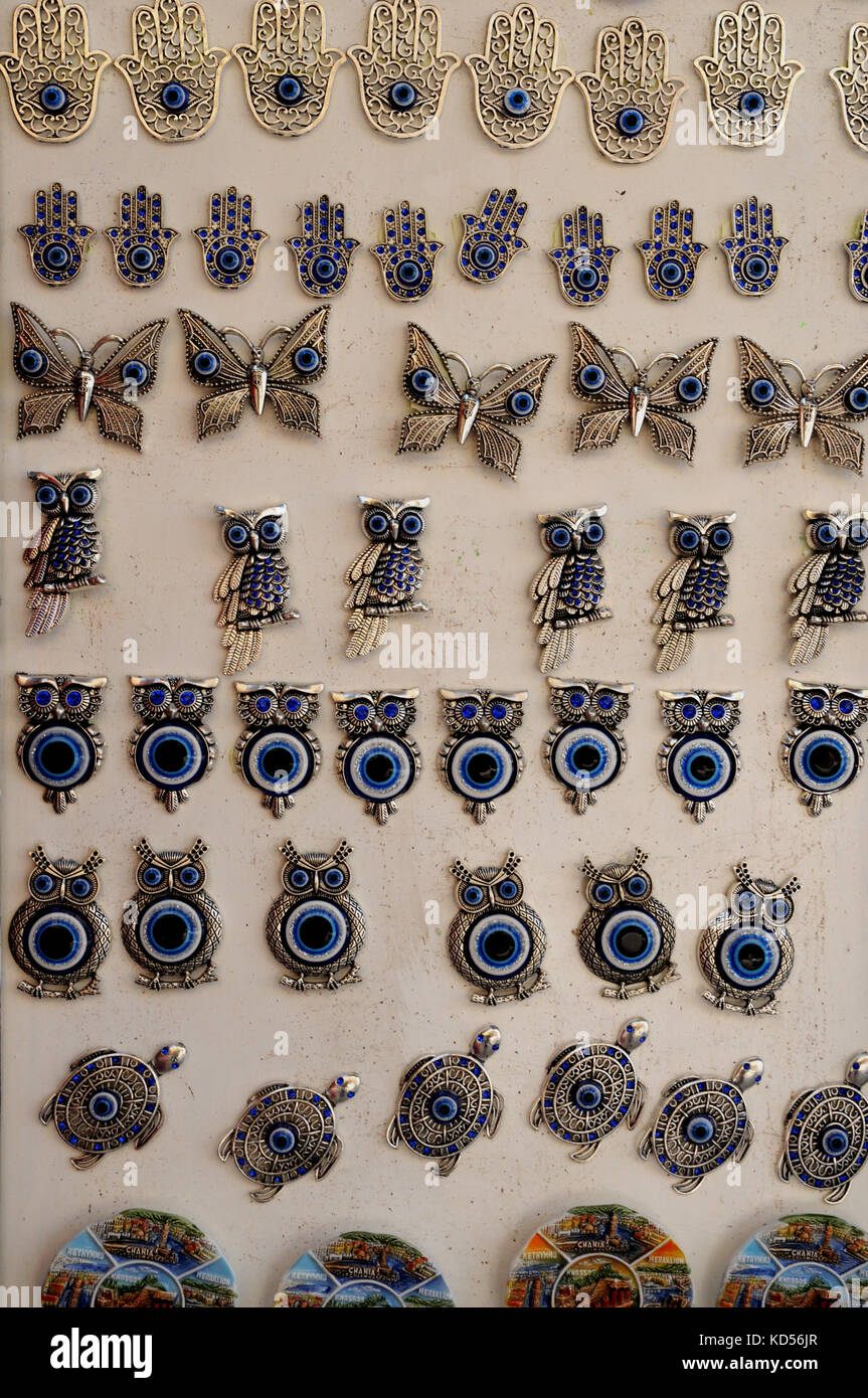 Frigo colorati souvenir magnete in vendita presso uno dei tanti giftshops turistici nella città vecchia, RETHIMNO, CRETA. Foto Stock