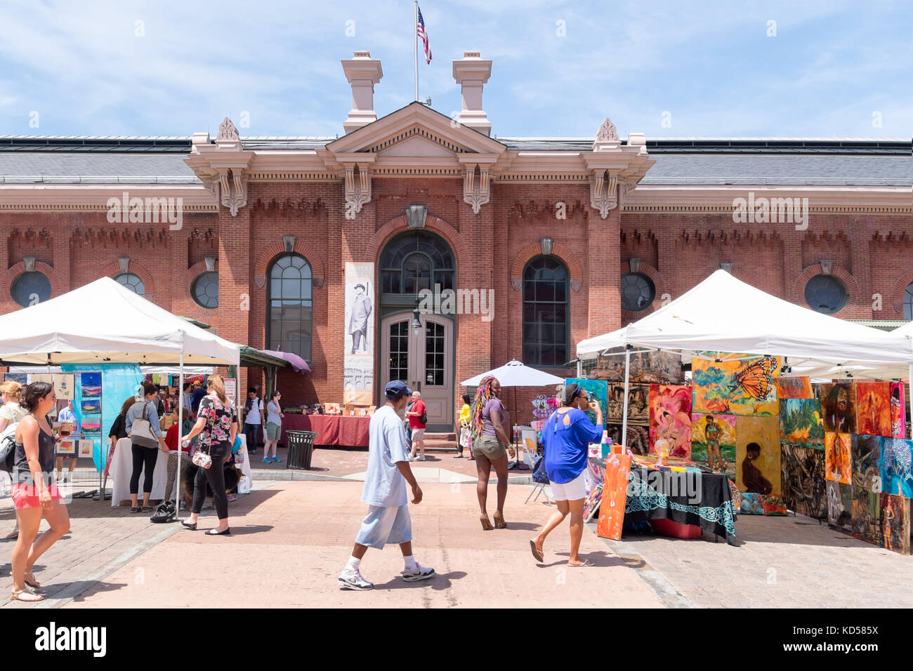 Washington dc-maggio 24, 2015: storico mercato orientale nel capitol hill quartiere, aperta per la prima volta nel 1805. l'interno mercato alimentare e artigianale all'aperto Foto Stock
