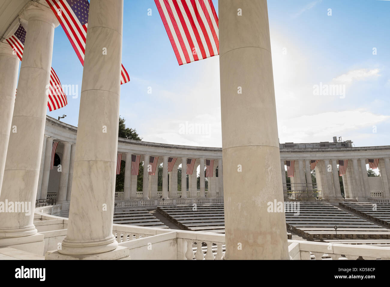 Washington DC Arlington Memorial anfiteatro decorato con le bandiere per il Memorial Day. Close up di colonne di marmo e le bandiere in primo piano. Foto Stock