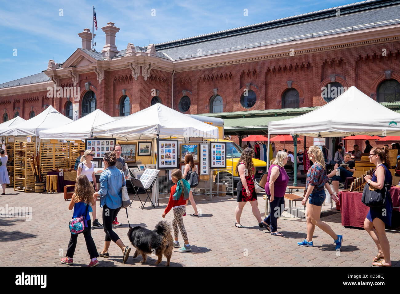 Washington dc-maggio 24, 2015: lo storico mercato orientale nel capitol hill quartiere, aperta per la prima volta nel 1805. Il mercato degli agricoltori e bancarelle artigianali Foto Stock