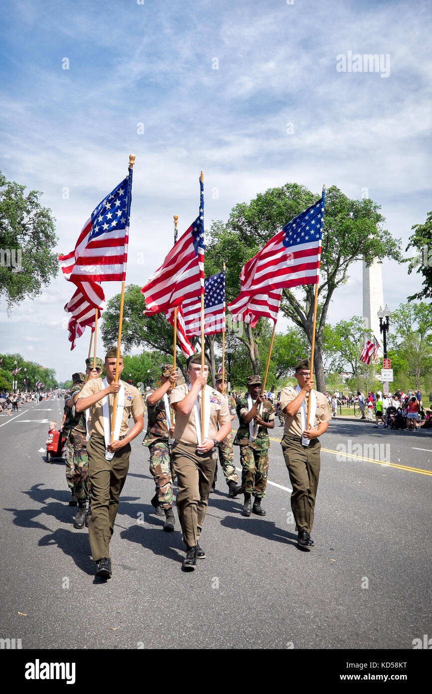 Washington dc-maggio 25, 2015: active duty truppe in marzo il memorial day parade. Il monumento di Washington può essere visto in background. Foto Stock