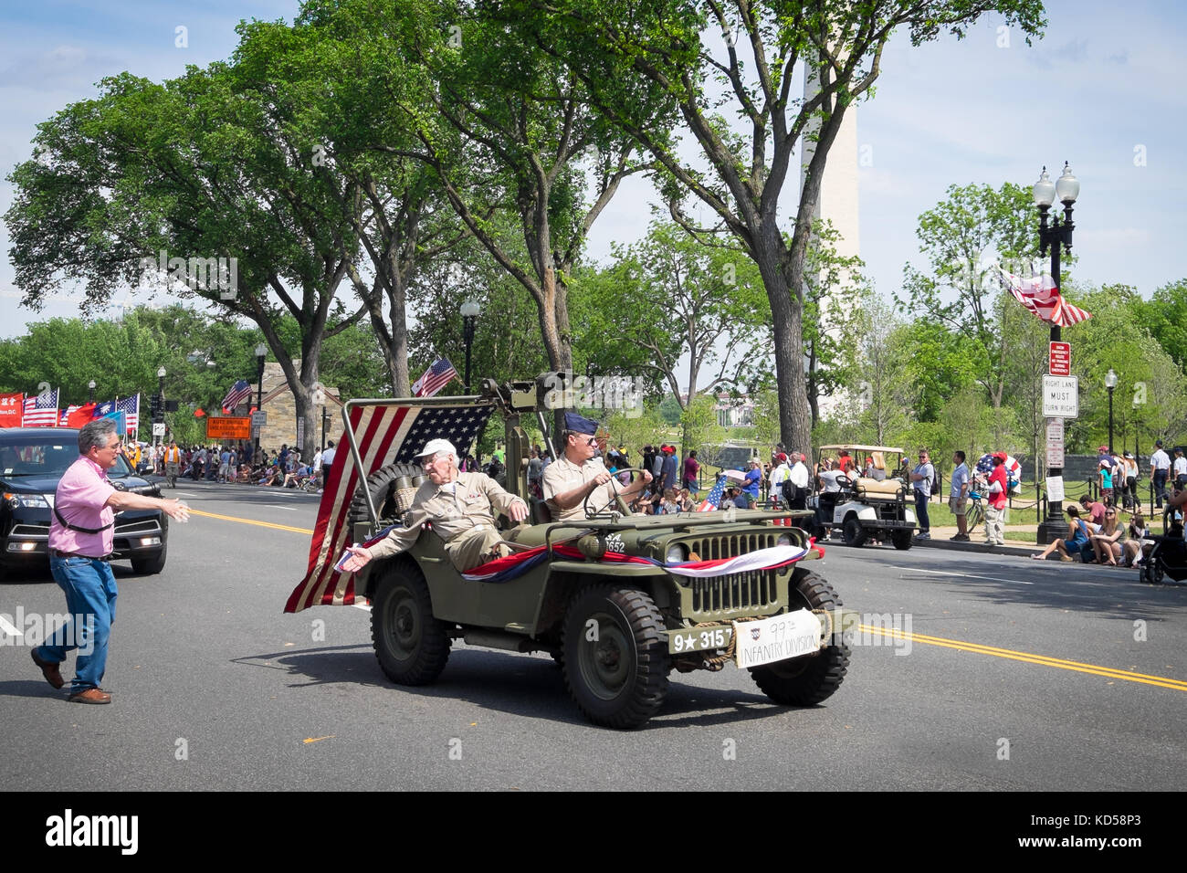 Washington dc-maggio 25, 2015: presso il memorial day parade, gli astanti si precipitò fino ad agitare le mani con un anziano veterano del altamente decorato wwii 99th Foto Stock