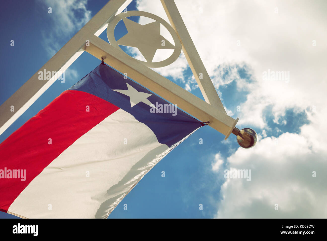 Bandiera di Stato del texas sventolare nel vento in una giornata di sole. il cielo blu con nuvole bianche sfondo. Foto Stock