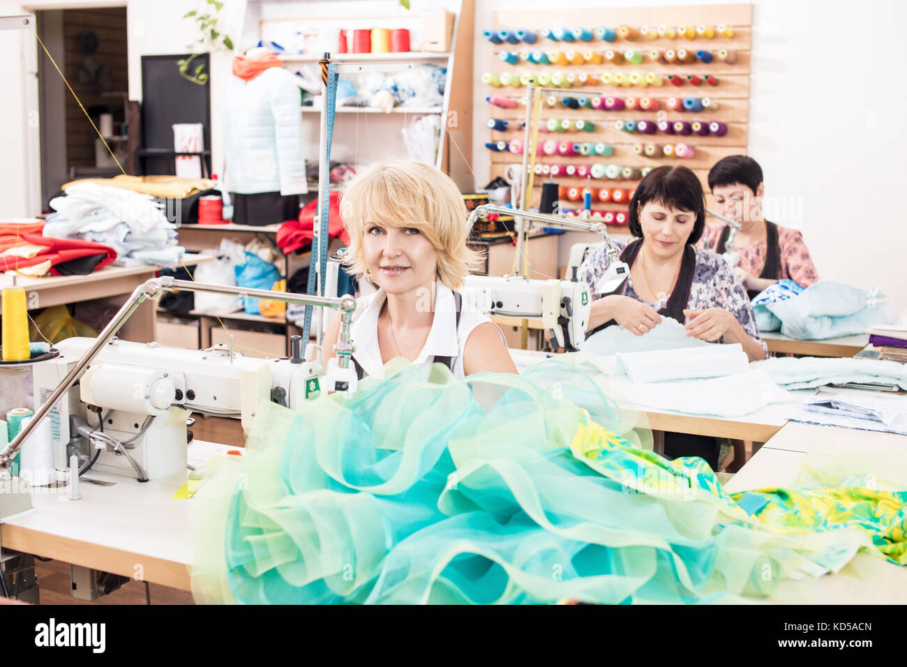 Seamstresses cuce abiti atelier in studio. Foto Stock