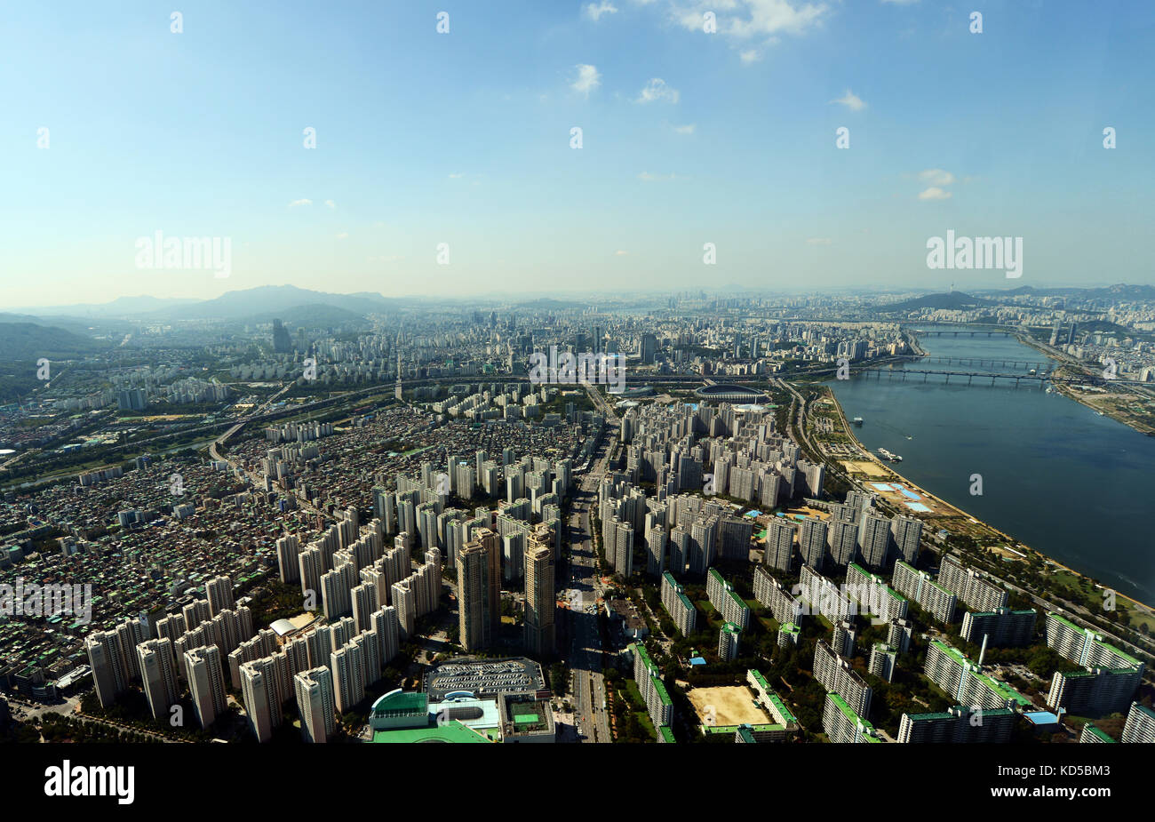I quartieri lungo la riva sud del fiume Han a Seul, in Corea del Sud. Foto Stock