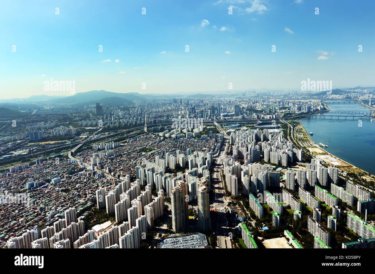 I quartieri lungo la riva sud del fiume Han a Seul, in Corea del Sud. Foto Stock