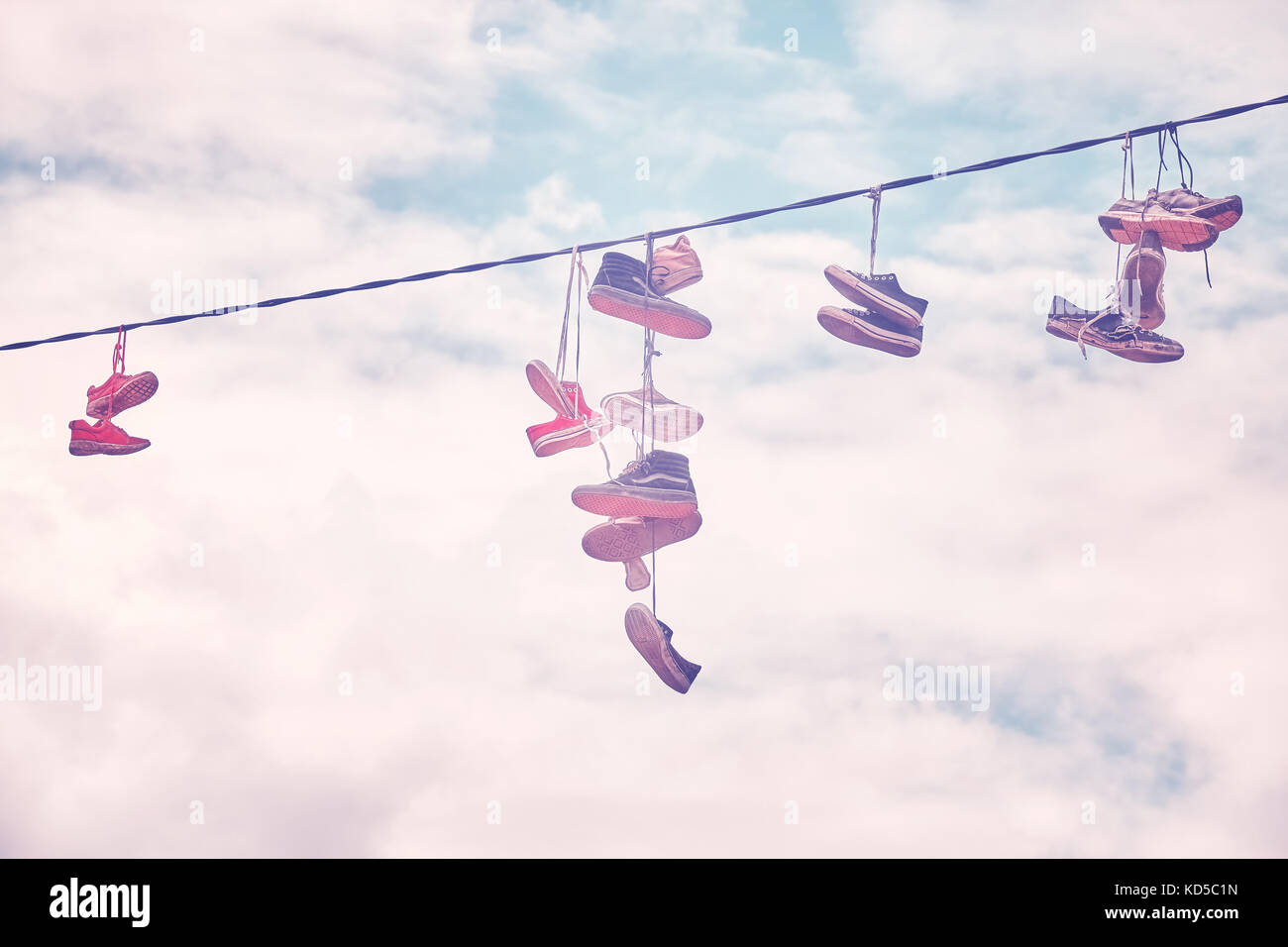 Scarpe vecchie appendere sul filo, tonificazione del colore applicato. Foto Stock