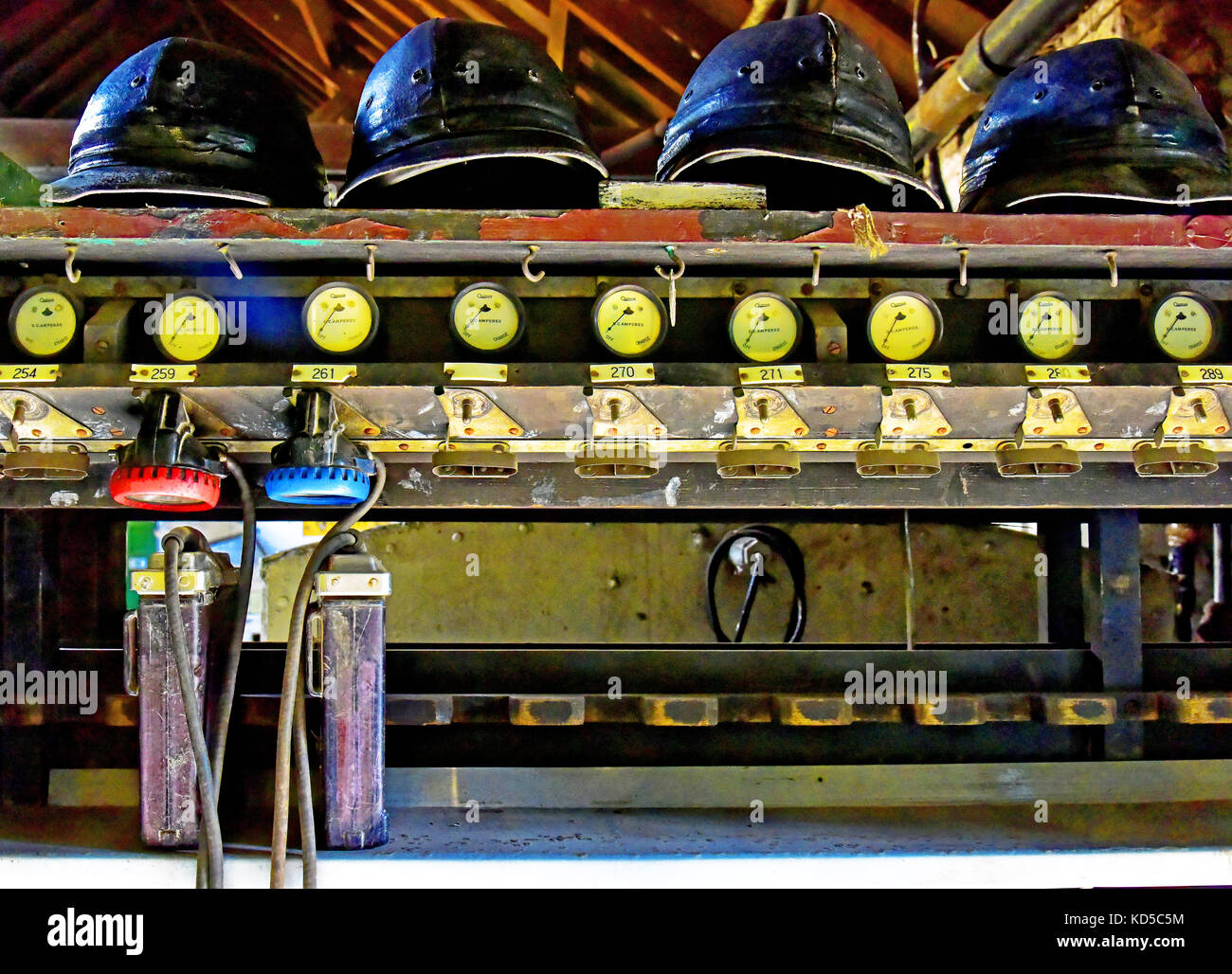 Gateshead Springwell Bowes Railway Museum miniere di carbone cappelli duri lampade e batterie Foto Stock