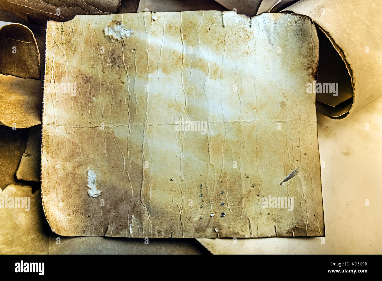 Vecchia carta grunge background sul medievale strappato scorre il documento Foto Stock