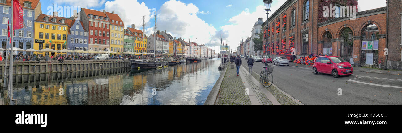 Il canale di Nyhavn a Copenaghen, in Danimarca è una popolare destinazione turistica Foto Stock