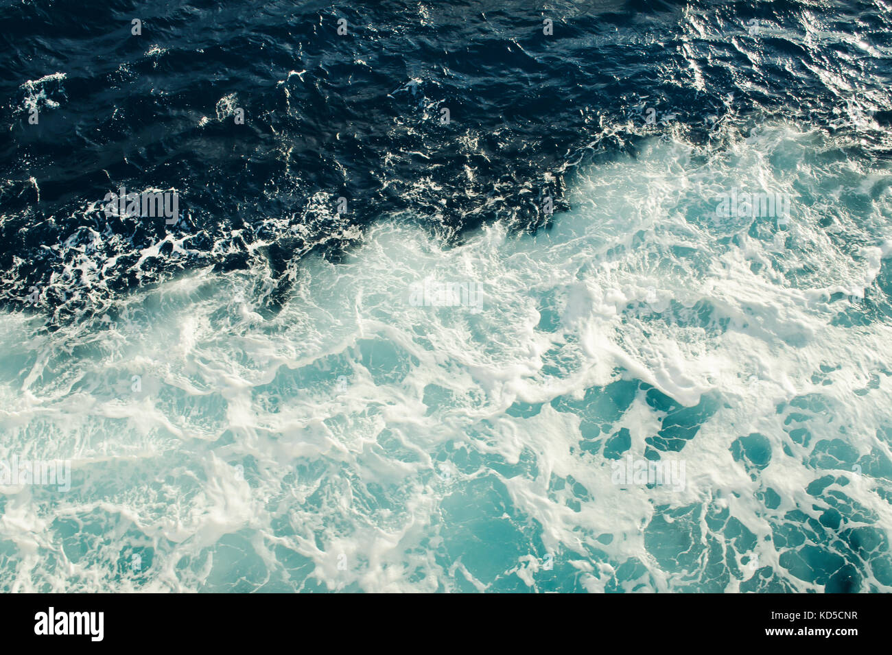 Mare blu con onde e schiuma Foto Stock Mare blu con onde e schiuma Foto Stock