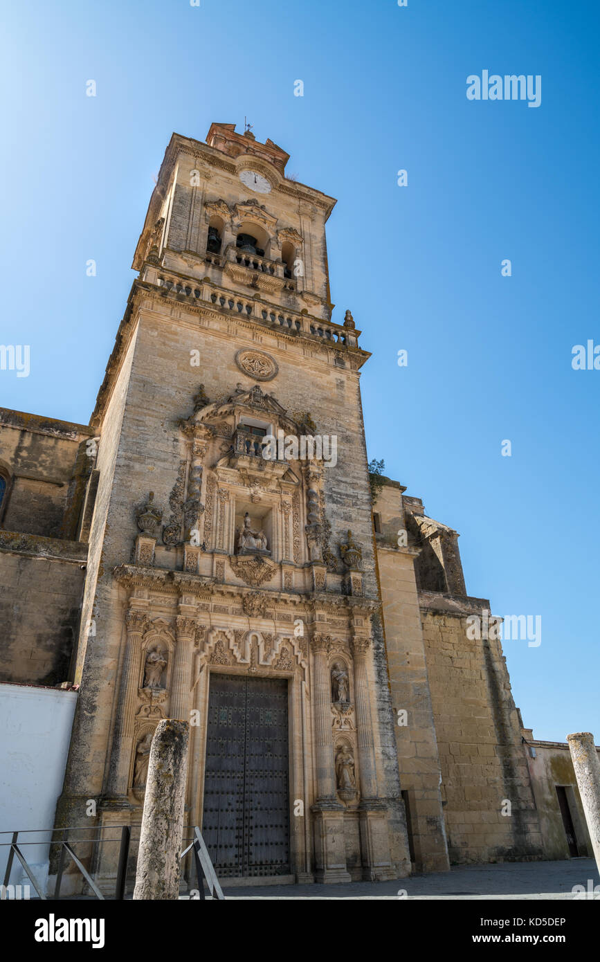 La Iglesia de San Pedro in Arcos de la Frontera, una delle piccole città bianca di Andalusia, Spagna Foto Stock