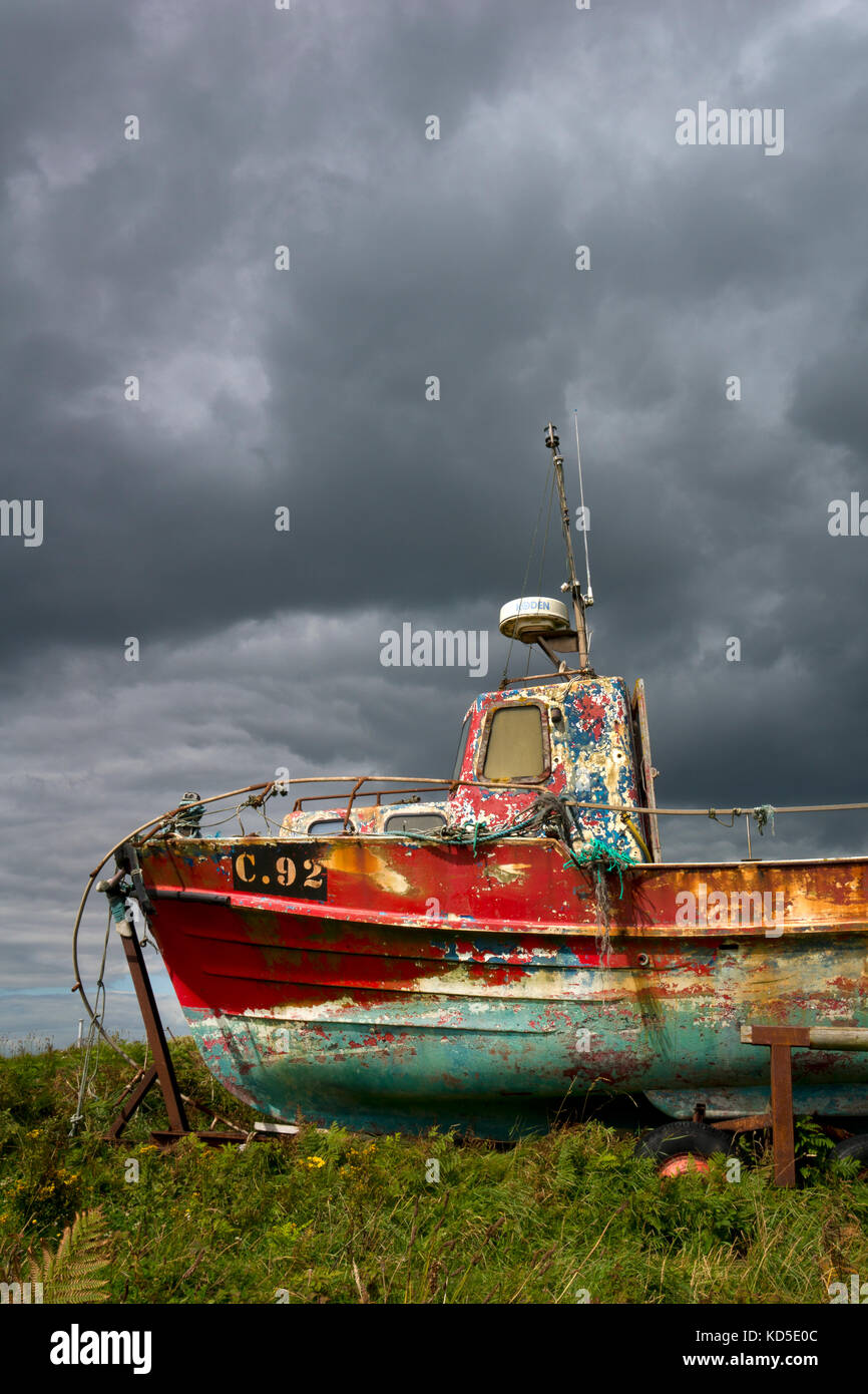 Vecchia barca da pesca con stacca la vernice a KILMORE QUAY,County Wexford, Irlanda Foto Stock