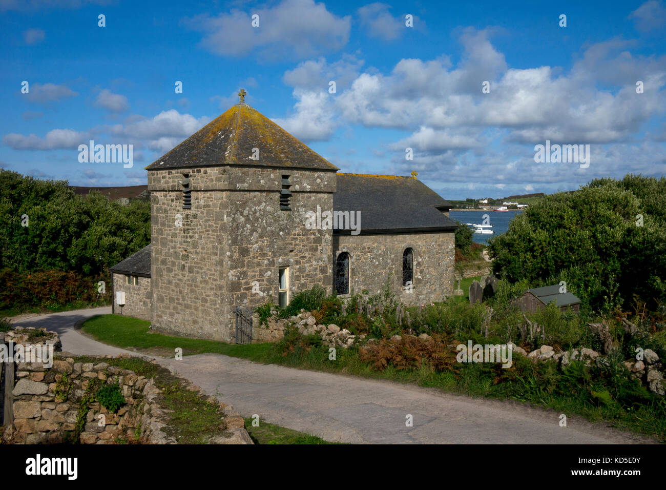 Chiesa su bryher con vista sulla baia di tresco,Isole Scilly,Isole britanniche Foto Stock