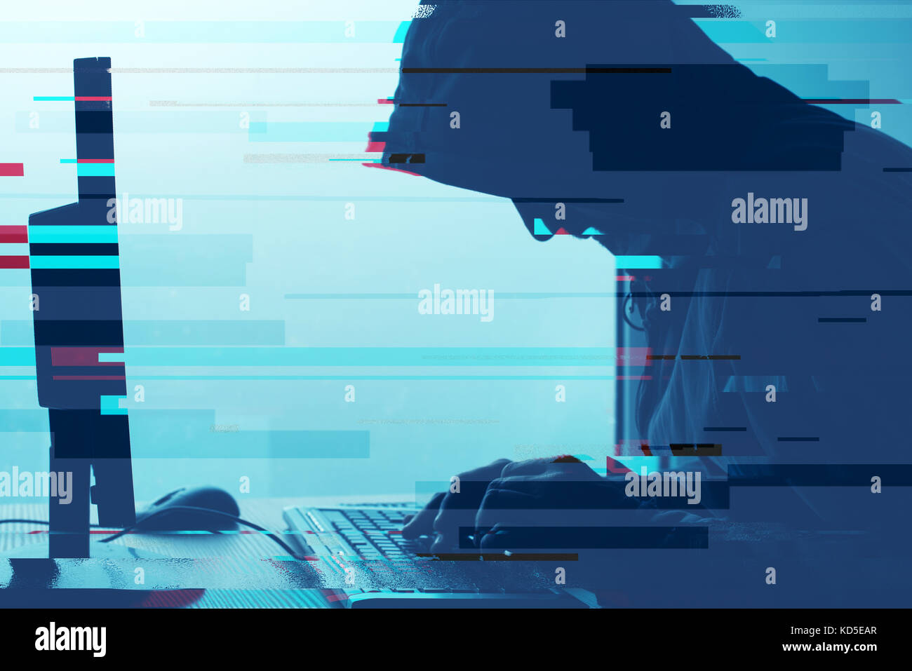 Computer con cappuccio da hacker che lavora sul PC desktop computer. p2p e la pirateria, computer virus e cavalli di troia, phishing e malware ransomware concetto, glitch Foto Stock